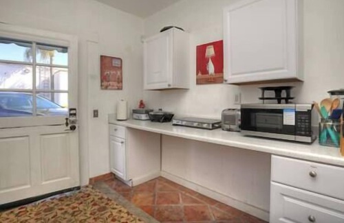 Oak Park Apartment | Centrally Located Coastal Retreat w/A/C