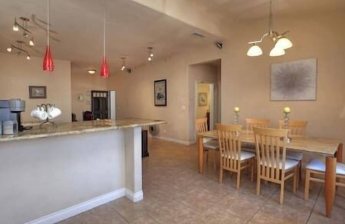 Oak Park Apartment | Centrally Located Coastal Retreat w/A/C