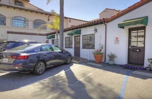Oak Park Apartment | Centrally Located Coastal Retreat w/A/C