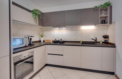 Cormons Apartment | Centro Cormons - 3 Camere Letto & Balcone Privato