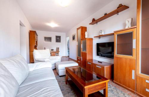 Candelaria Apartment | Cerca de la playa y cómodo by CABANA Rentals