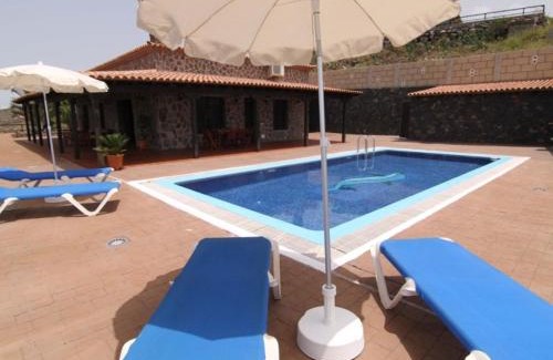 Taucho Villa | CERCADO DEL MEDIO, CHALET con PISCINA PRIVADA
