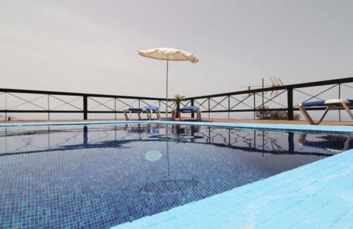 Taucho Villa | CERCADO DEL MEDIO, CHALET con PISCINA PRIVADA