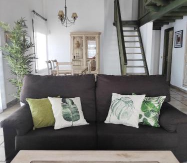 Taucho Villa | CERCADO DEL MEDIO, CHALET con PISCINA PRIVADA