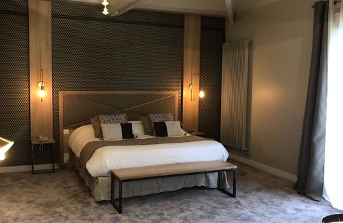 Chasseneuil-du-Poitou Hotel | Château du Clos de la Ribaudière