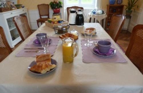Parennes Bed & Breakfast | Château XIXe avec parc, chambres spacieuses et petit déjeuner local, proche forêt et cité médiévale - FR-1-410-411