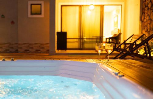 Guaramiranga Ski Chalet | Chalé Novo - 4 quartos - 12 camas - Hidromassagem e Ar condicionado nos quartos - Cond Montserrat