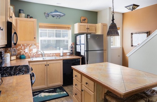 Government Camp Ski Chalet | Chalet 106 at the Official Collins Lake Resort