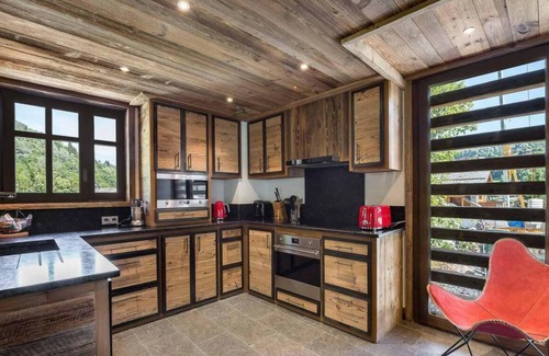 Le Raffort Ski Chalet | Chalet, balcony, fireplace or stove, parking, tv, ski locker, 175m², Méribel