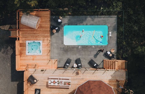 Fiddler Lake Resort Ski Chalet | Chalet Blue Jay at Fiddler Lake with hot tub, sauna, and private pool.