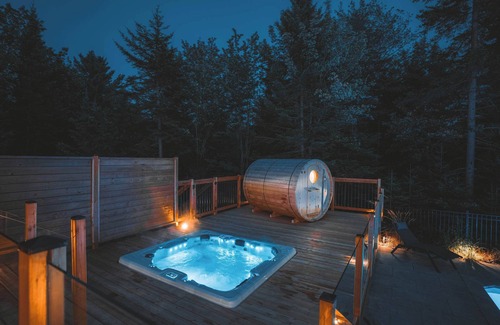 Fiddler Lake Resort Ski Chalet | Chalet Blue Jay at Fiddler Lake with hot tub, sauna, and private pool.