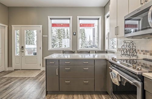 Silver Star Mountain House | Chalet by the Alpine Chair includes Suite,2 Private Hot Tubs & Pet Friendly!