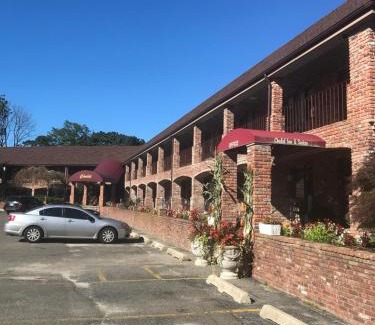 Centerport Hotel | Chalet Inn & Suites