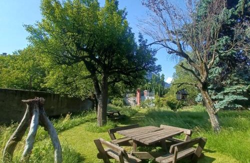 Saint-Jean-de-Maurienne Bed & Breakfast | Chalet Les Cols - Chambres avec terrasse & jardin - proche de la nouvelle gare