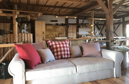 Litzendorf Apartment | Chalet mit Almhüttencharakter für bis zu 11 Personen, Haustierfreundlich
