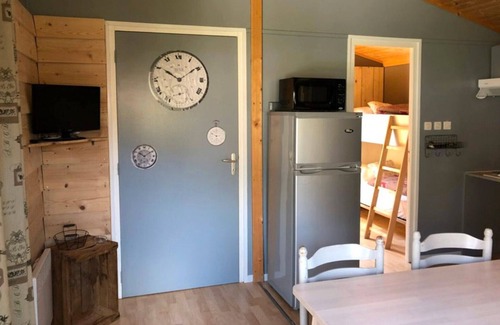 Roquefeuil Ski Chalet | Chalet 'Montana Pmr 4 Pers' with Shared Terrace and Wi-Fi