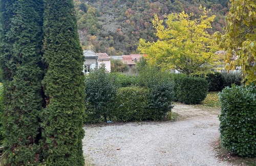 Roquefeuil Ski Chalet | Chalet 'Montana Pmr 4 Pers' with Shared Terrace and Wi-Fi