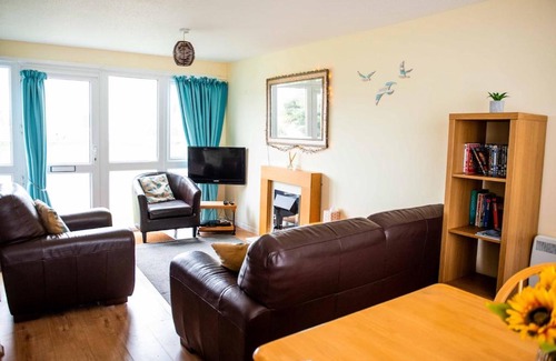 Pembroke House | chalet, near beautiful beach