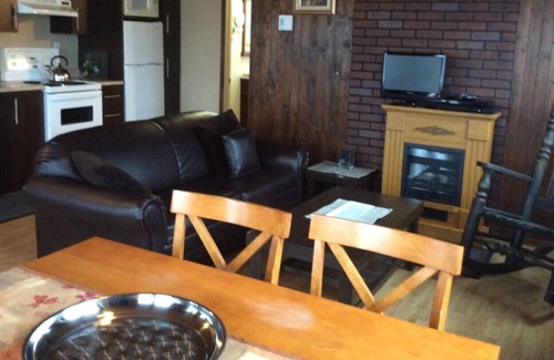 Larouche Cottage | Chalet sur le bord du lac d'une chambre Le Marie-Kate