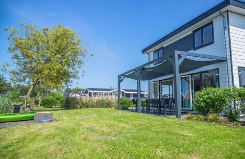 West-Graftdijk House | Chalet with 5 bedrooms, 2 bathrooms and sauna