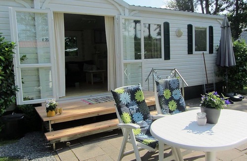 Tzummarum Ski Chalet | Chalet with a microwave, near Wadden Sea