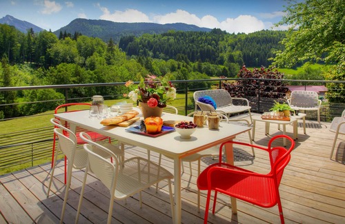 Saint-Jean-de-Sixt Ski Chalet | Chalet Ysopi - modern ski base for 9 La Clusaz, games room - OVO Network