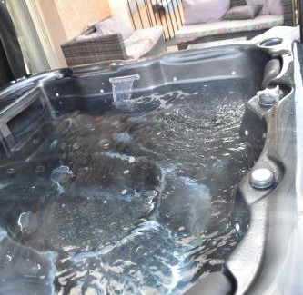 Pont-du-Chateau House | Chalet zen avec son jacuzzi et jardin