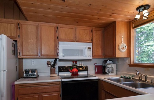 Chamberlands House | Chambers cabin w/ full access to pool, beach tennis, dog OK! Sleeps 11