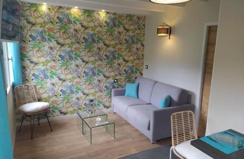 Curienne Apartment | Chambre avec cuisine, entrée et terrasse privée !