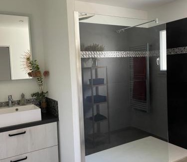 Manosque Bed & Breakfast | Chambre avec salle de bain privée dans villa avec garage
