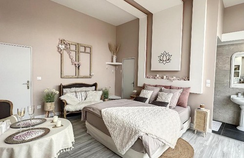 Louches Bed & Breakfast | Chambre avec spa, piscine et sauna privatif