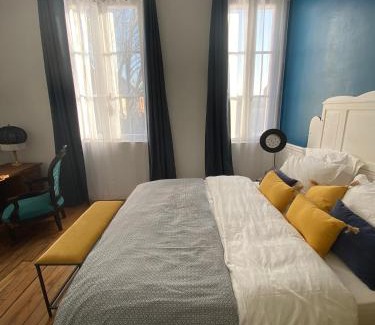 Dinan - Saint-Malo Bed & Breakfast | Chambre bleue et or 16m2 chez l'habitant dans appartement 100m2 centre ville