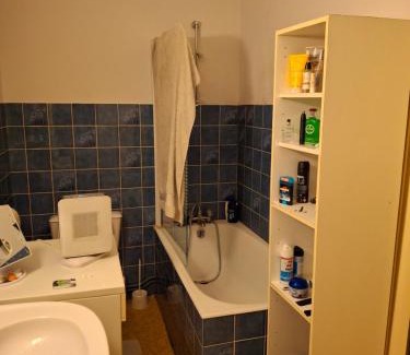 Aiguillon House | Chambre confortable avec télé