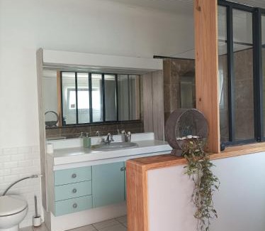 Merignac House | Chambre cosy et salle d'eau dans maison Mérignac Arlac