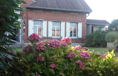 Quievy Villa | Chambre Dans Maison de Famille Avec Grand Jardin