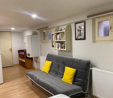 Saint-Laurent-de-Cerdans House | Chambre au vert