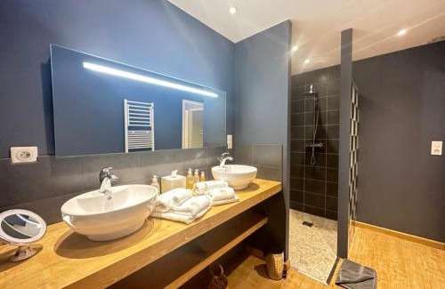 Saint-Pierre-de-Cole Bed & Breakfast | Chambre Luna - Lavy