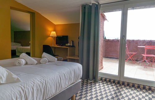 Roussillon Hotel | Chambre Quadruple Mansardée Avec Terrasse au Sein de L'hôtel La Maison des Ocres