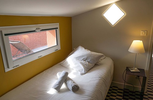 Roussillon Hotel | Chambre Quadruple Mansardée Avec Terrasse au Sein de L'hôtel La Maison des Ocres