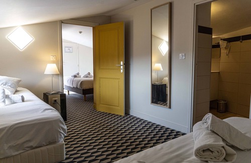 Roussillon Hotel | Chambre Quadruple Mansardée Avec Terrasse au Sein de L'hôtel La Maison des Ocres
