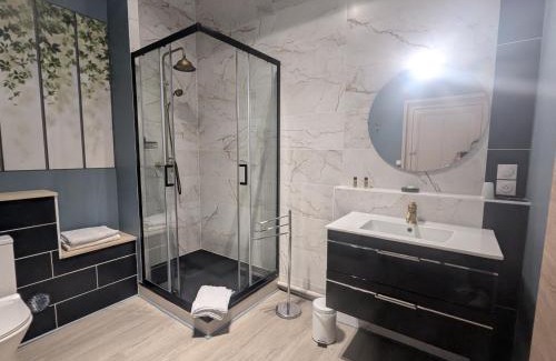 Cluis Bed & Breakfast | Chambre Royale au Château de la Rose avec Parking Privé - FR-1-591-766