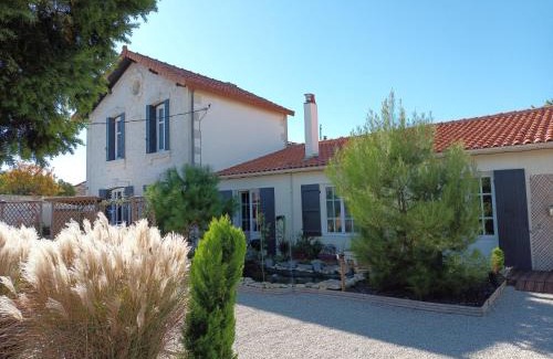 Pons Bed & Breakfast | Chambres et Table d'Hôtes "Le Clos des Passiflores"