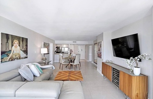Downtown Miami Apartment | Champagne & Ice! Water Views, 2 Private Balconies!