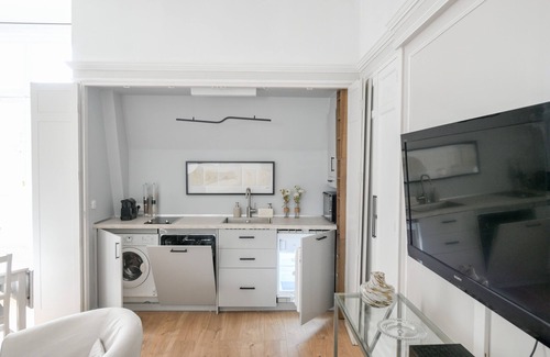 Faubourg-du-Roule Apartment | Champs-Elysees Avenue spacious 1-bedroom apartment with AC, sleeps 4!