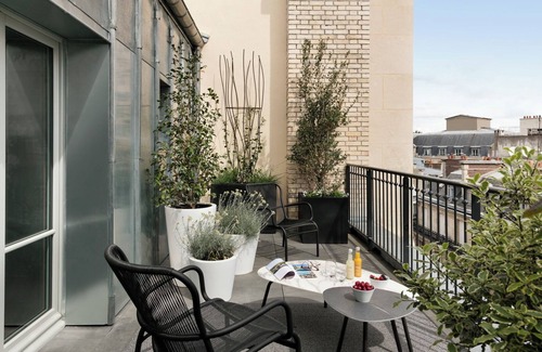 Faubourg-du-Roule Apartment | Champs Elysees Duplex Toits de Paris With Aircon