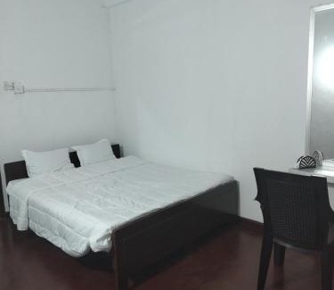 Elpitiya Hotel | Chandima Guest House and Walkers Pub