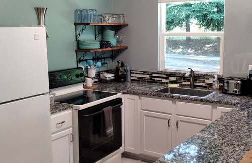 Mayfield House | Chandler's Charm - Your Little Piece of Heaven! Dog Friendly - With Fee