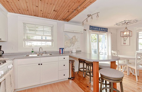 Gloucester House | Changes in Latitude: Charming cottage close to Niles Beach and Rocky Neck.