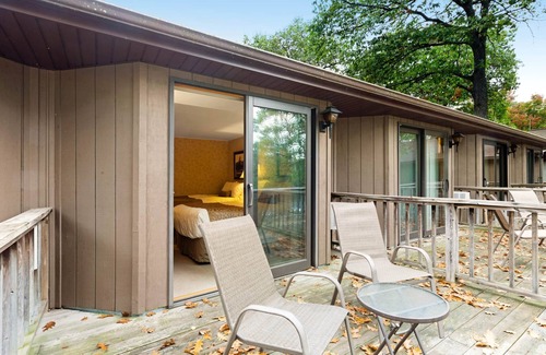 Eagle River Apartment | Chanticleer Inn 54