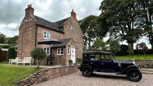 Cauldon Low House | Character 3 Bed Peak District Farmhouse - Alton Towers, Christmas Markets, Polar Bears, Chatsworth